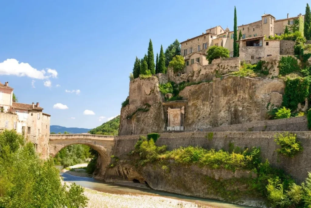 Pont en pierre à Vaison-la-Romaine, au pied des maisons de la ville haute.