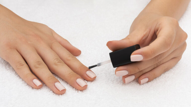 Base ongles : comment améliorer la tenue de son vernis ?